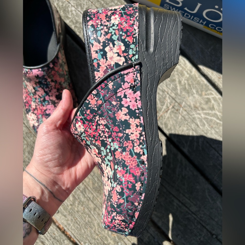Professional Floral Leather Clogs - Picture 5 of 6